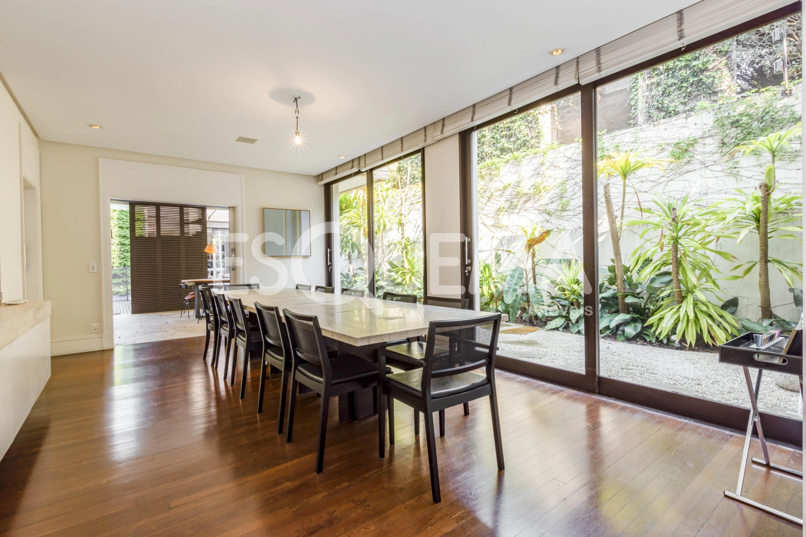 Casa moderna e com jardim amplo - Imagem 13