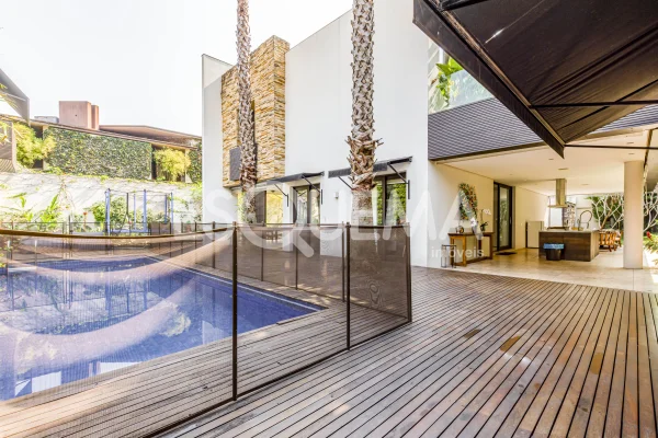 Casa moderna e com jardim amplo