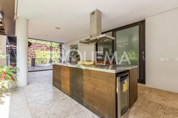 Casa moderna e com jardim amplo