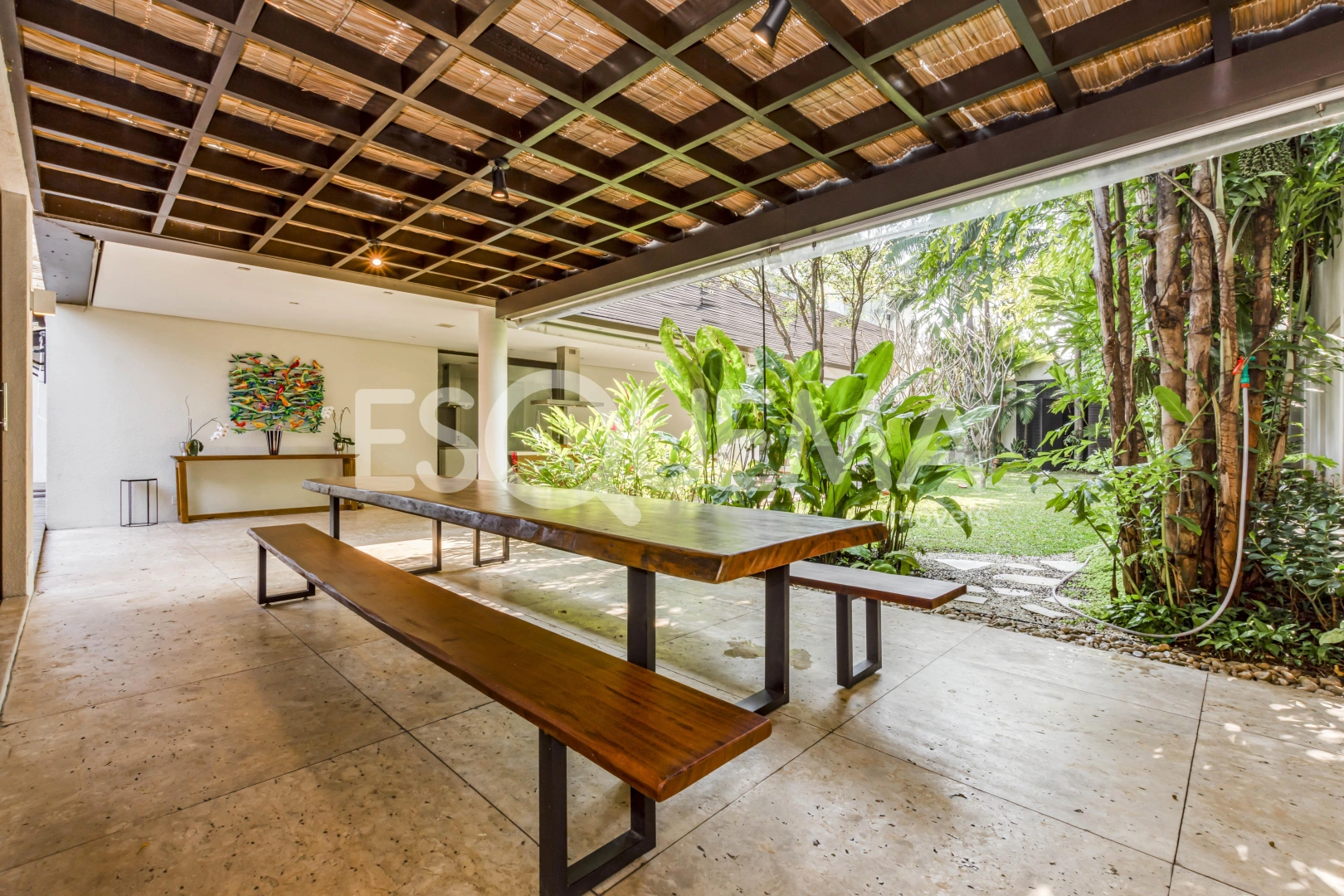 Casa moderna e com jardim amplo - Imagem 4