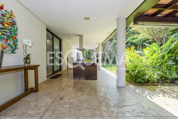 Casa moderna e com jardim amplo