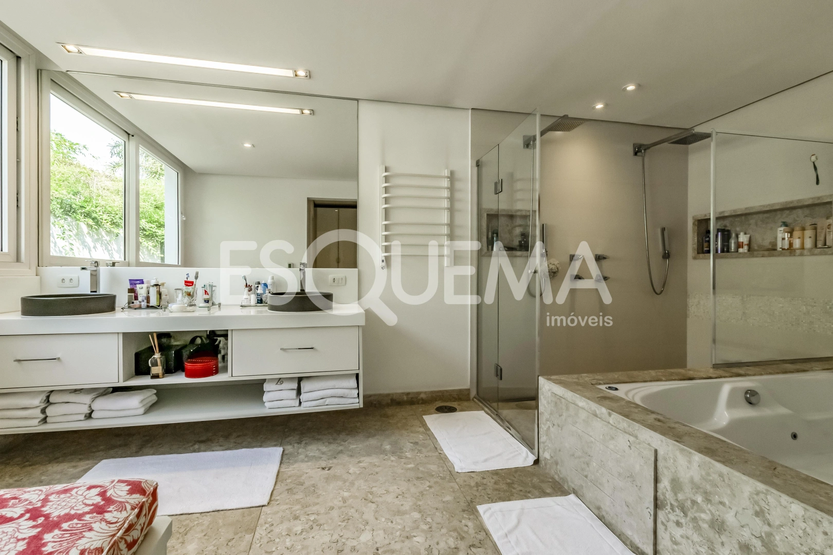 Casa de condomínio com arquitetura contemporânea - Imagem 11