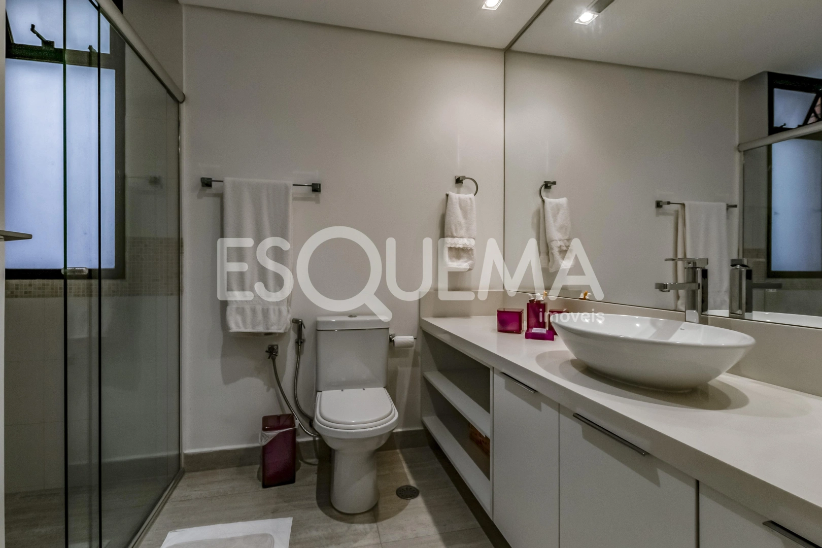Casa de condomínio com arquitetura contemporânea - Imagem 13