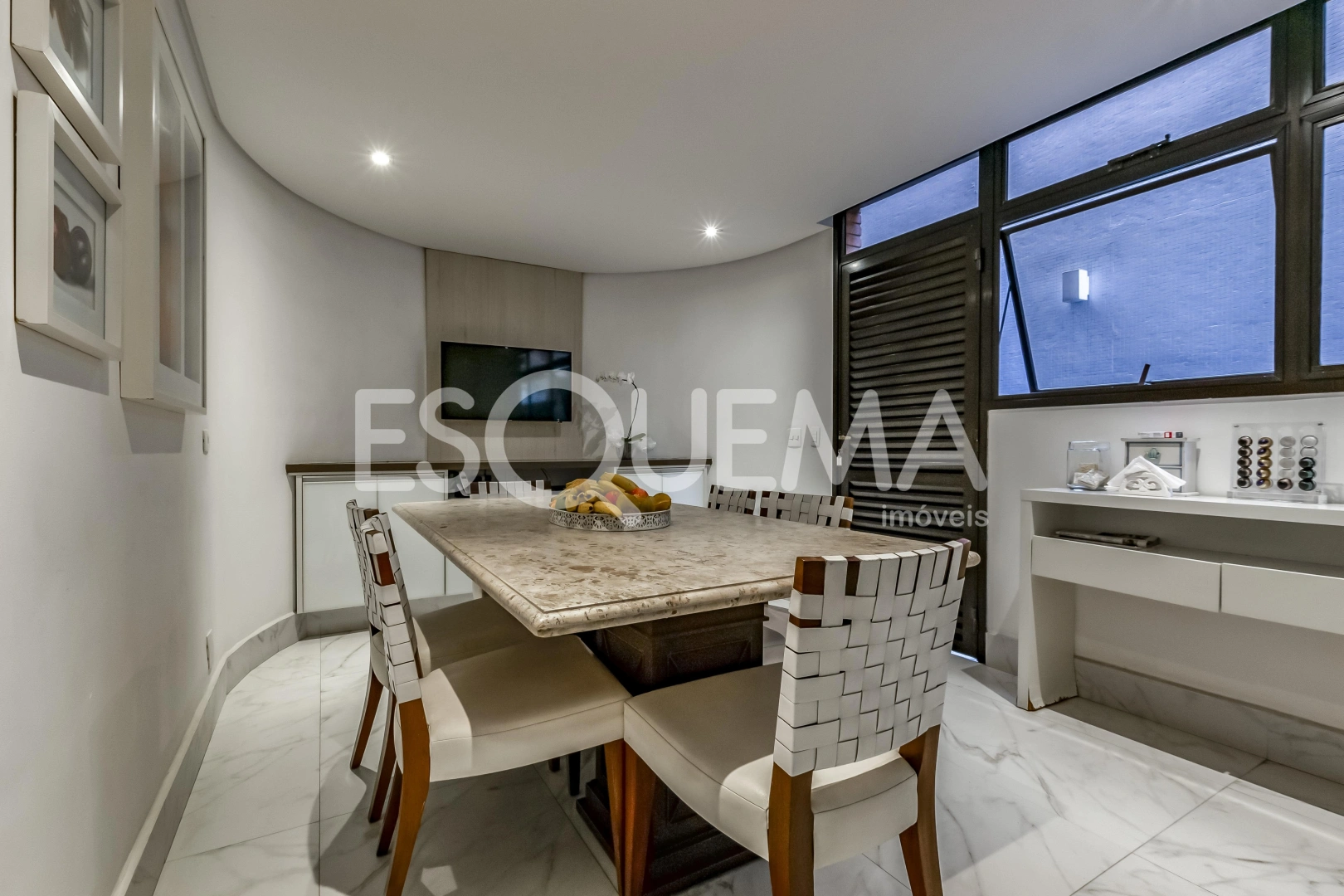 Casa de condomínio com arquitetura contemporânea - Imagem 14