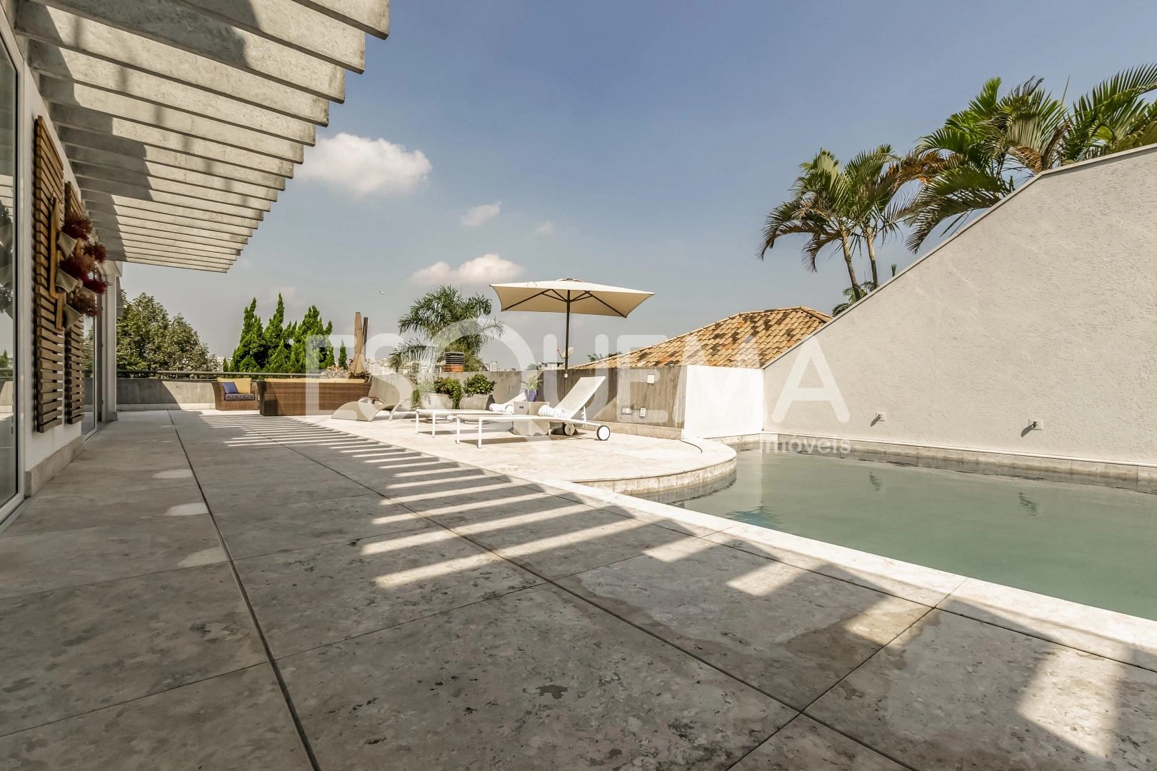 Casa de condomínio com arquitetura contemporânea - Imagem 2