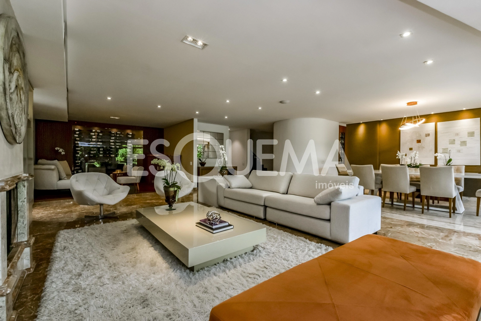 Casa de condomínio com arquitetura contemporânea - Imagem 3