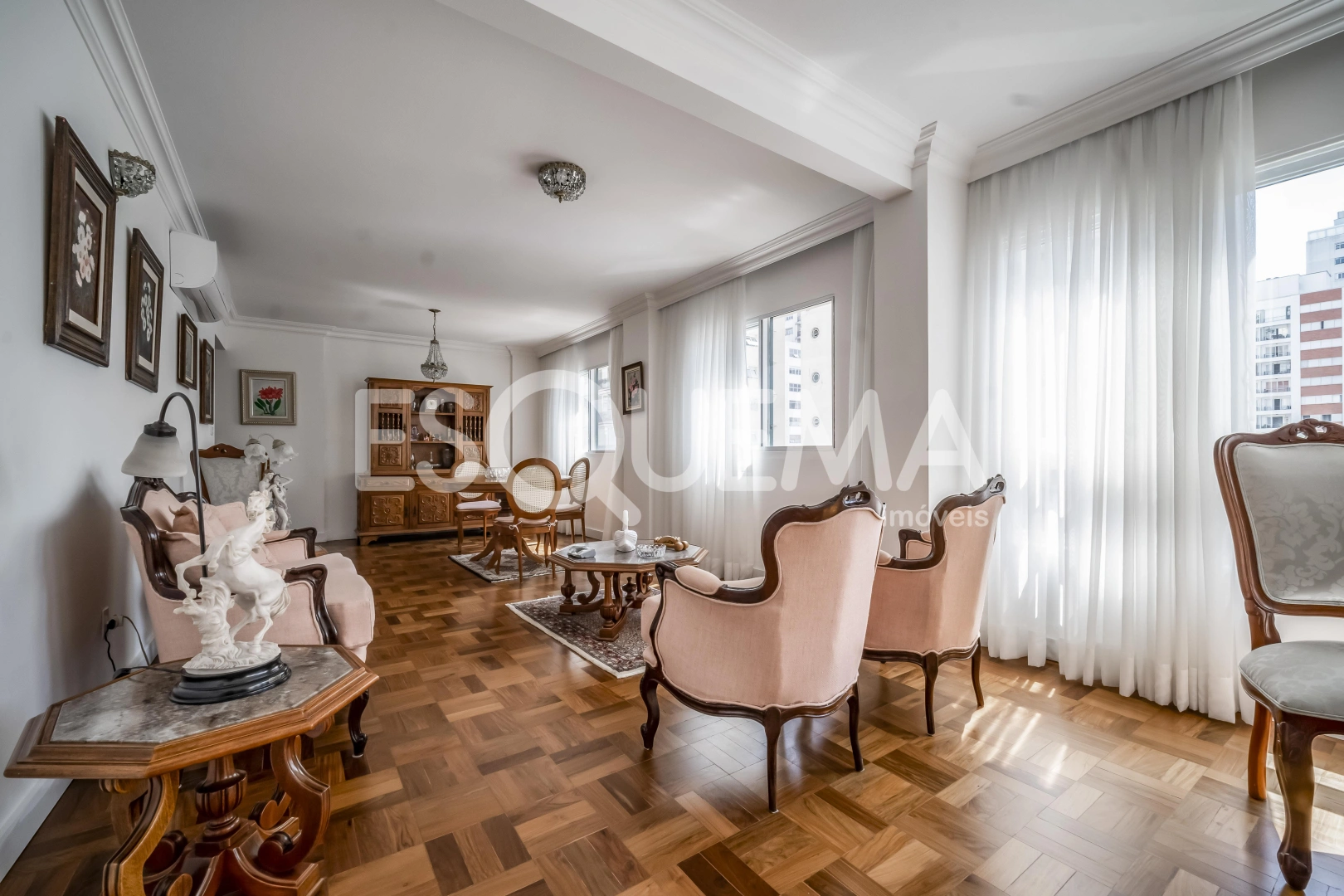 Apartamento amplo e reformado - Imagem 1