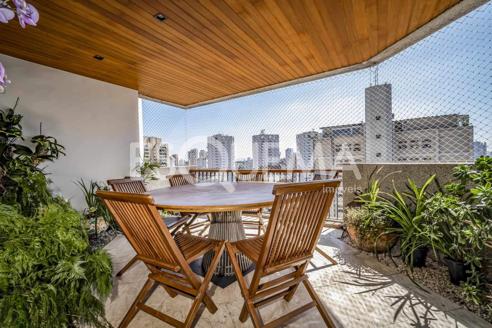 Cobertura duplex reformada com piscina - Imagem 12