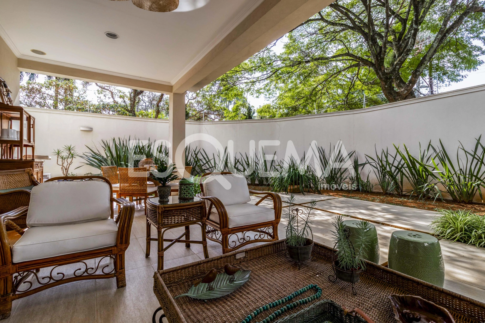 Casa com ótima localização em rua residencial - Imagem 1