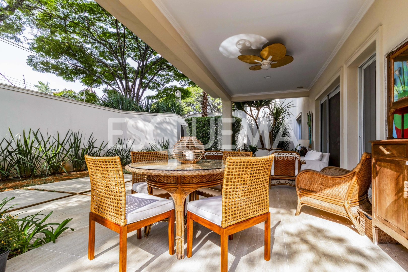 Casa com ótima localização em rua residencial - Imagem 2