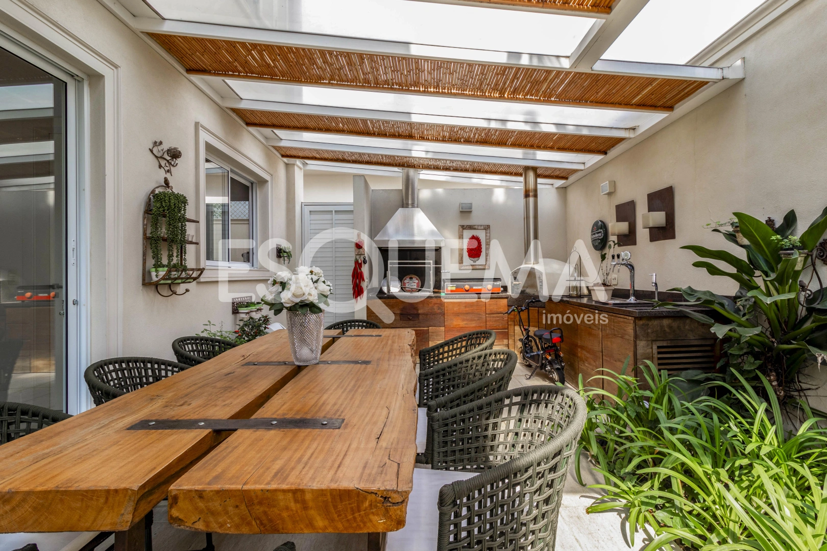 Casa com ótima localização em rua residencial - Imagem 3