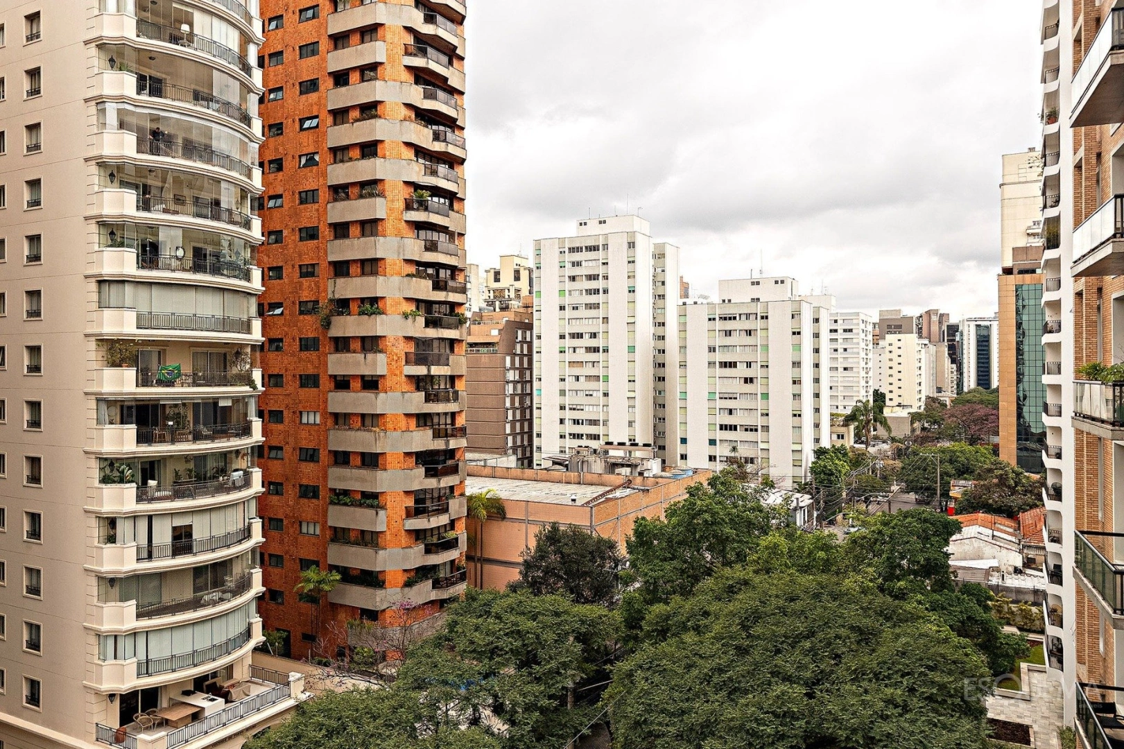 Arquitetura contemporânea e elegância em localização priviegiada no Itaim - Imagem 15