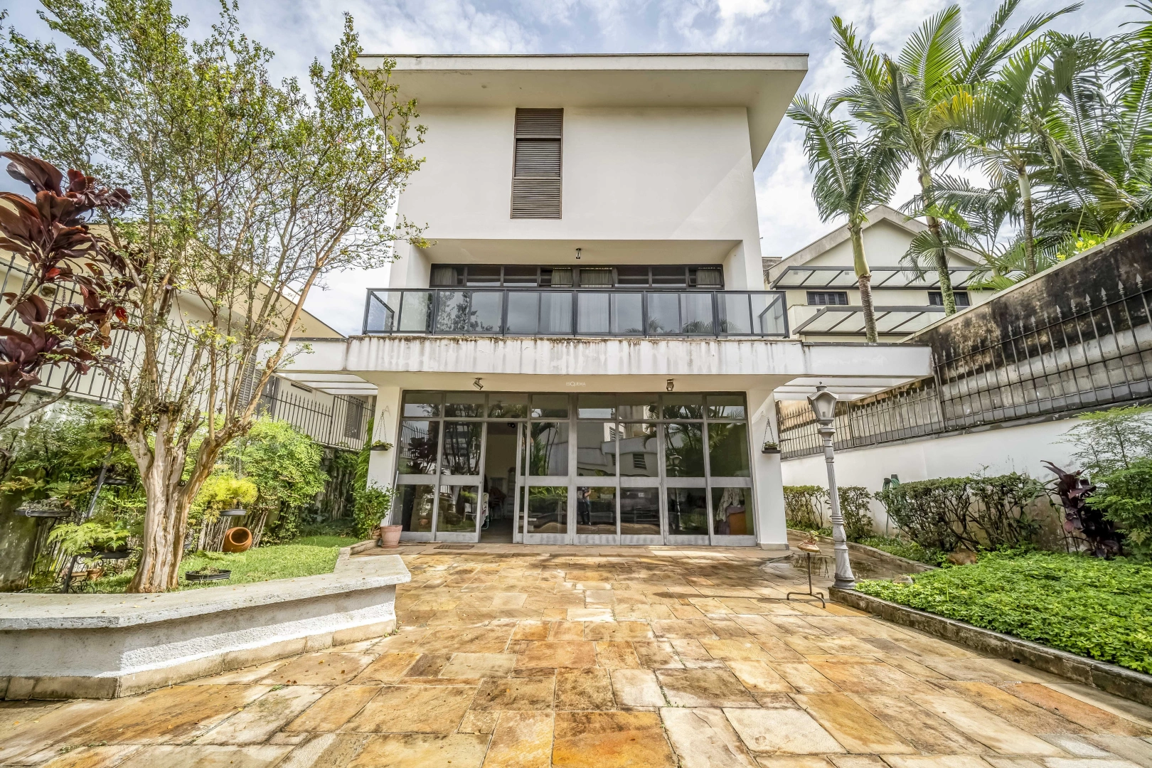 Amplo casa ampla em região arborizada - Imagem 1