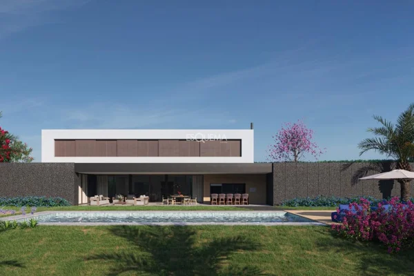 Casa moderna em terreno extenso