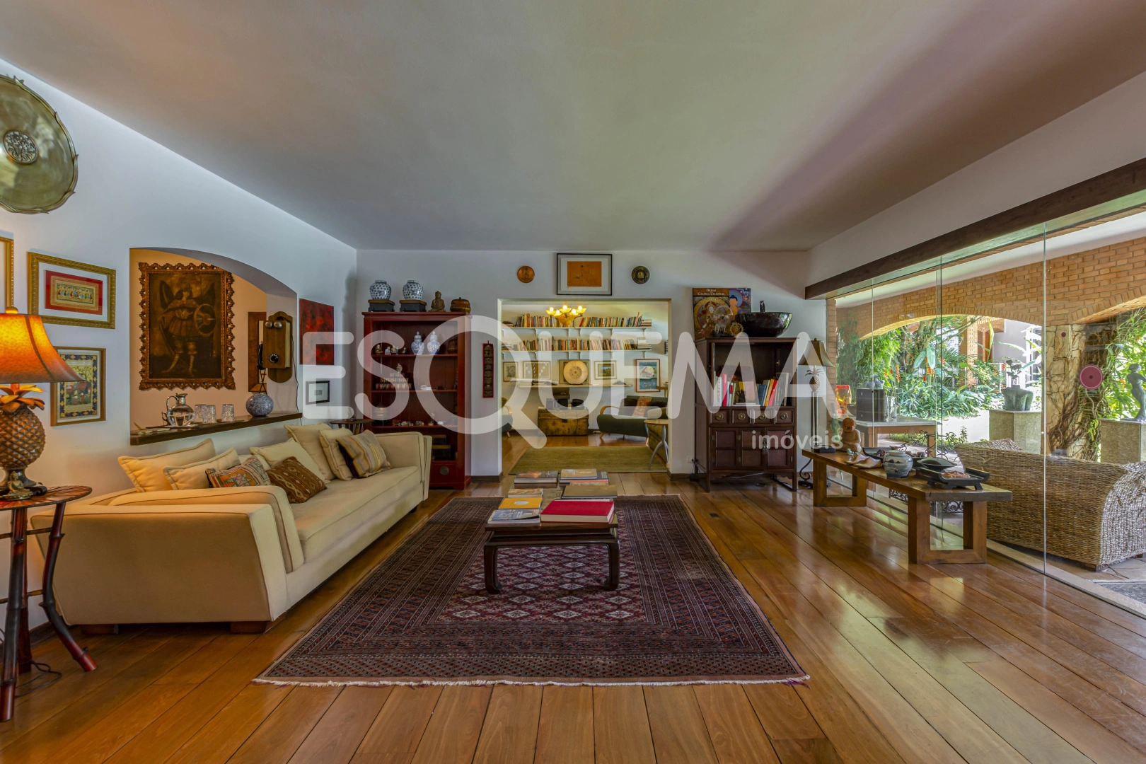 Casa com amplo terreno em bairro nobre - Imagem 11