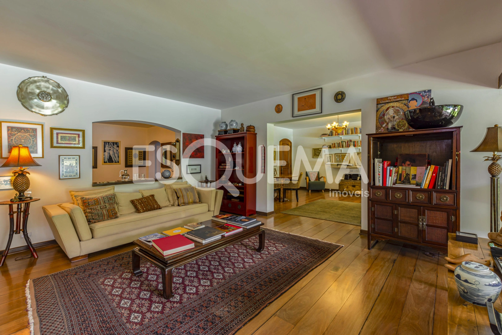 Casa com amplo terreno em bairro nobre - Imagem 12