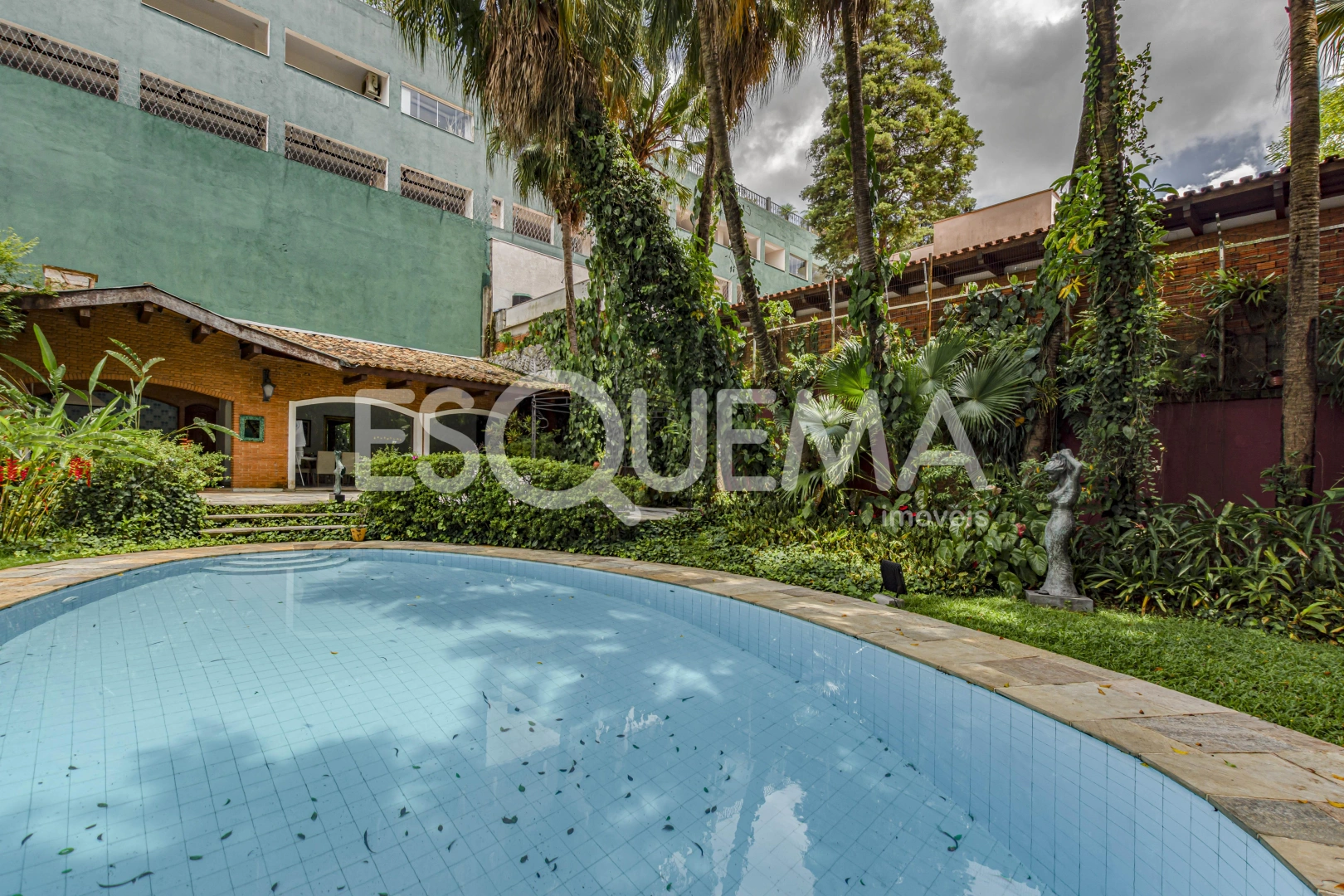 Casa com amplo terreno em bairro nobre - Imagem 1