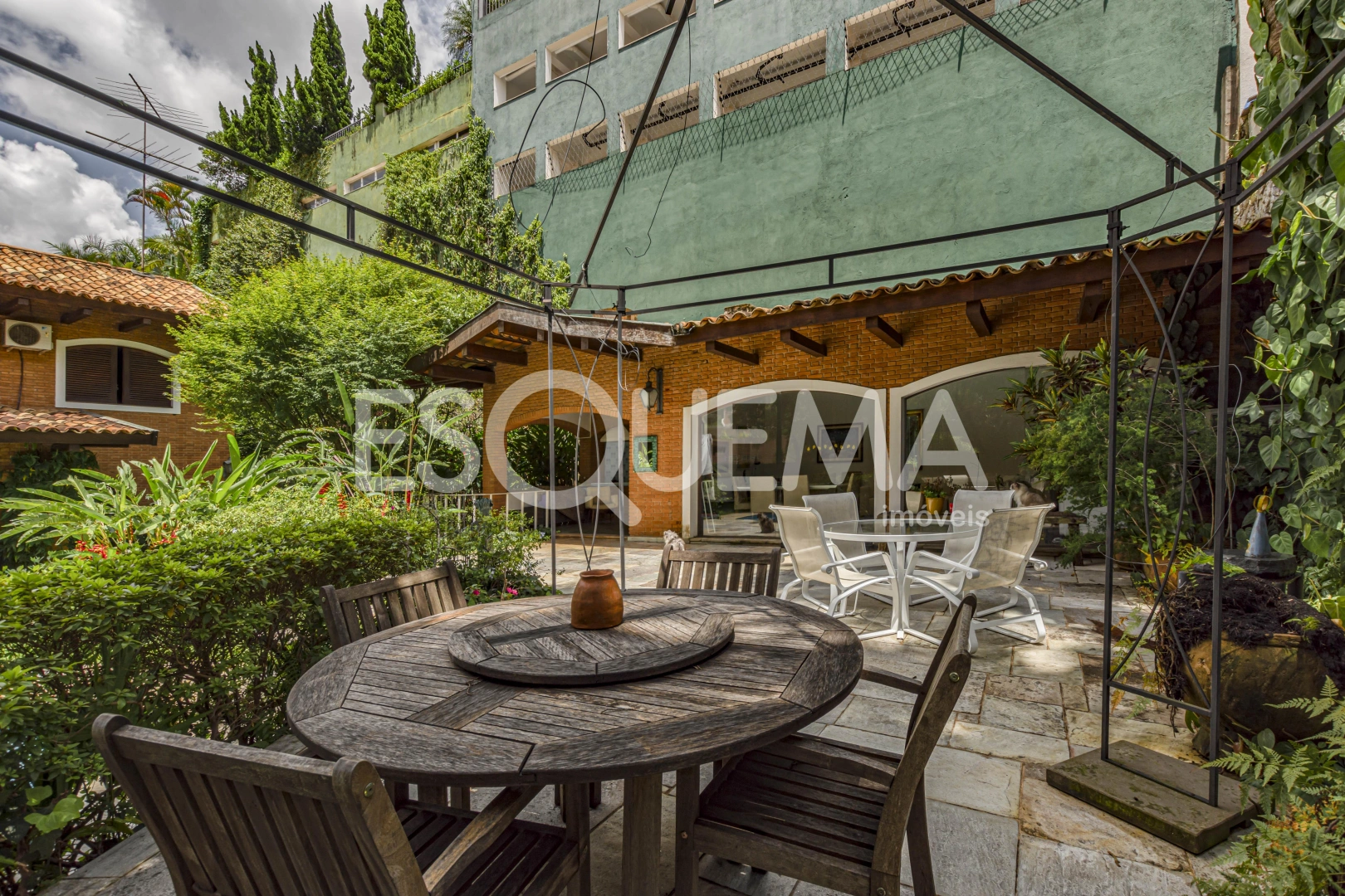 Casa com amplo terreno em bairro nobre - Imagem 2