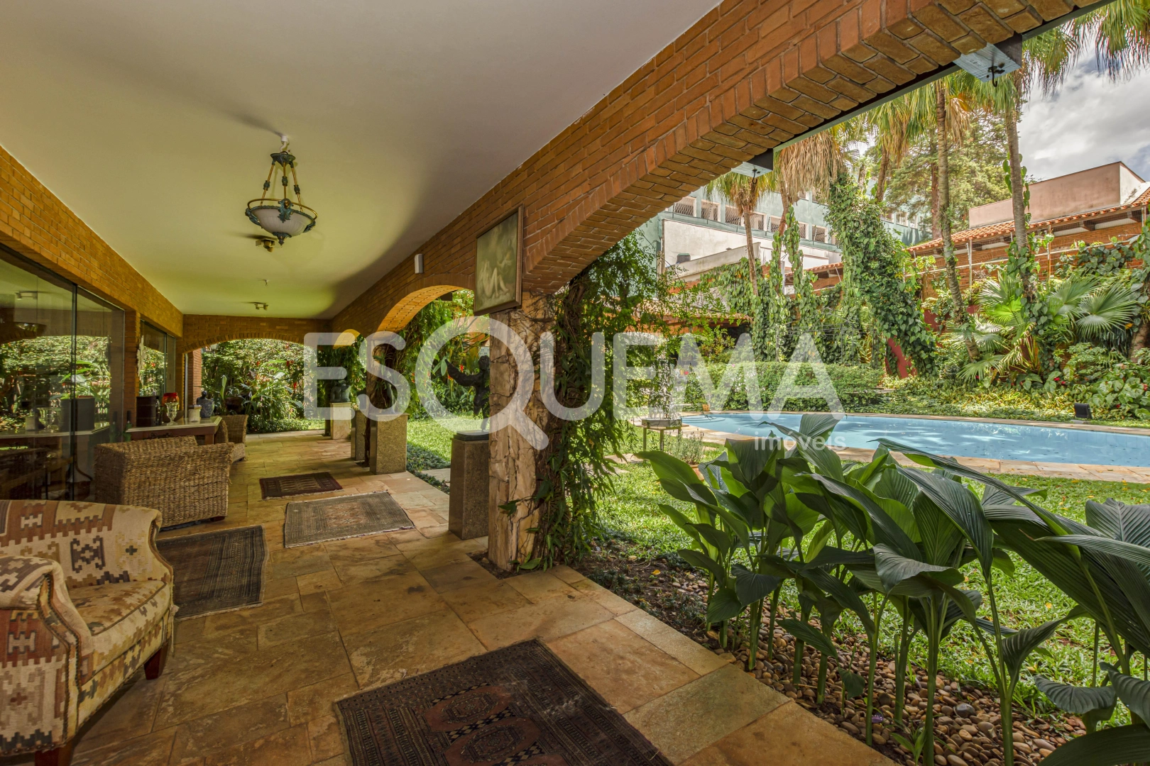 Casa com amplo terreno em bairro nobre - Imagem 3