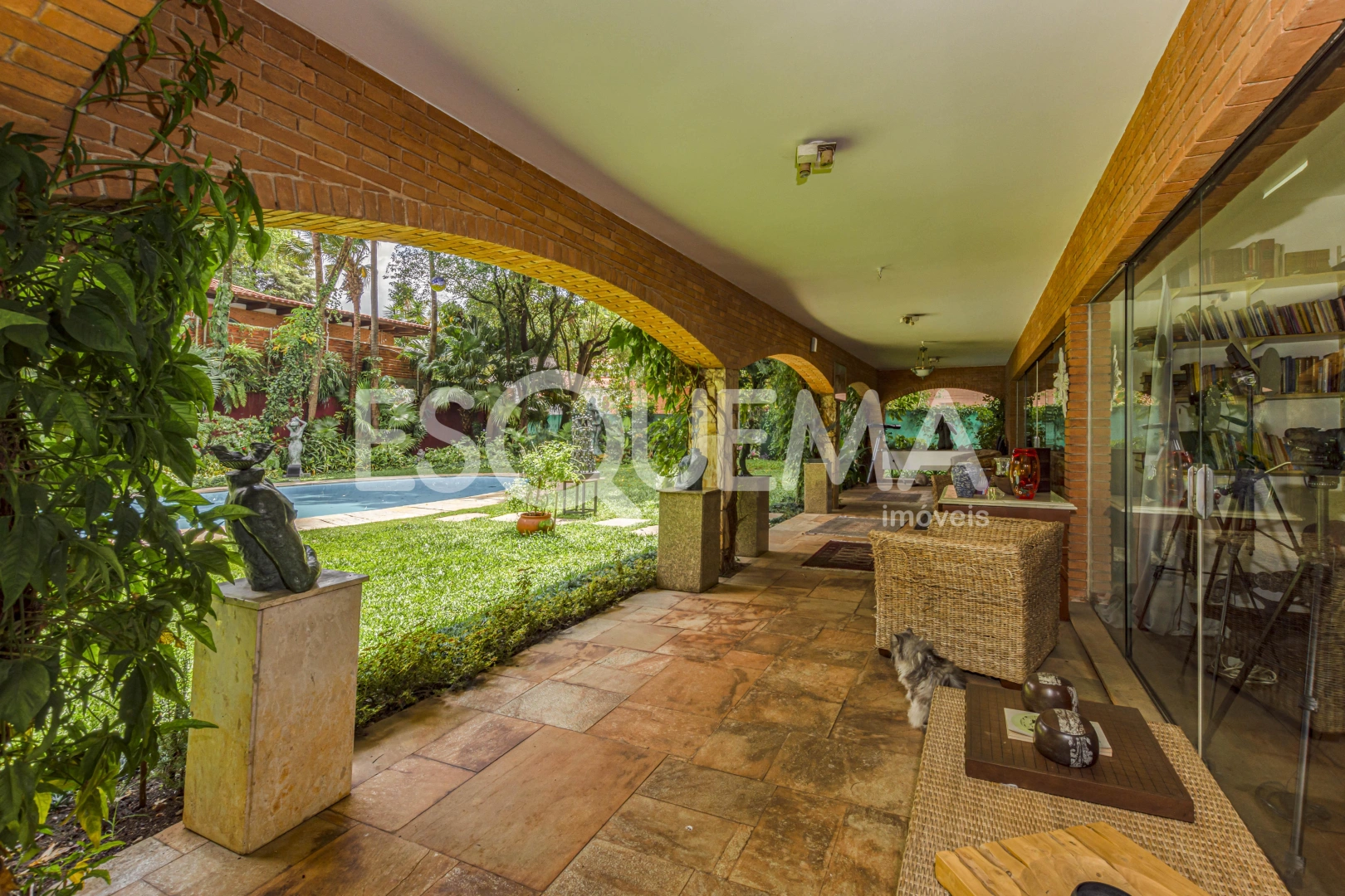 Casa com amplo terreno em bairro nobre - Imagem 4