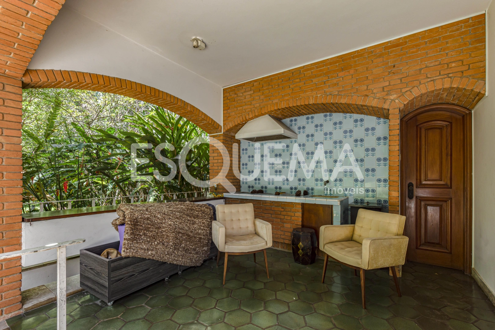 Casa com amplo terreno em bairro nobre - Imagem 5
