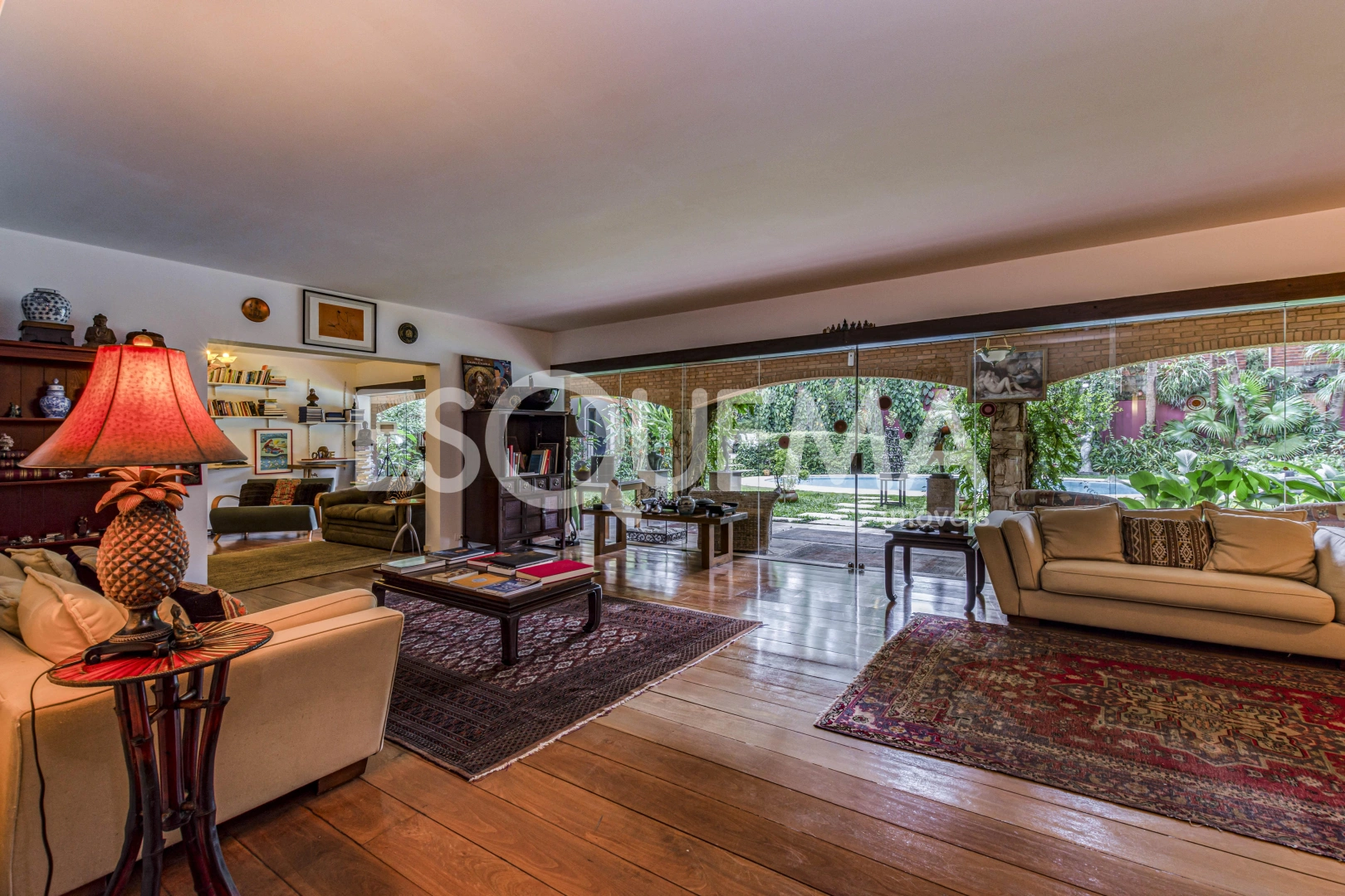 Casa com amplo terreno em bairro nobre - Imagem 7