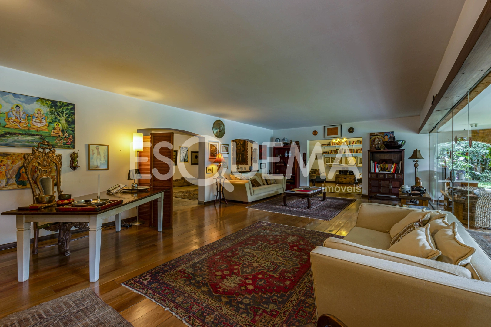 Casa com amplo terreno em bairro nobre - Imagem 8