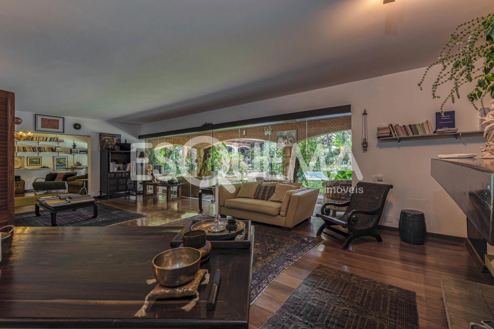 Casa com amplo terreno em bairro nobre - Imagem 9