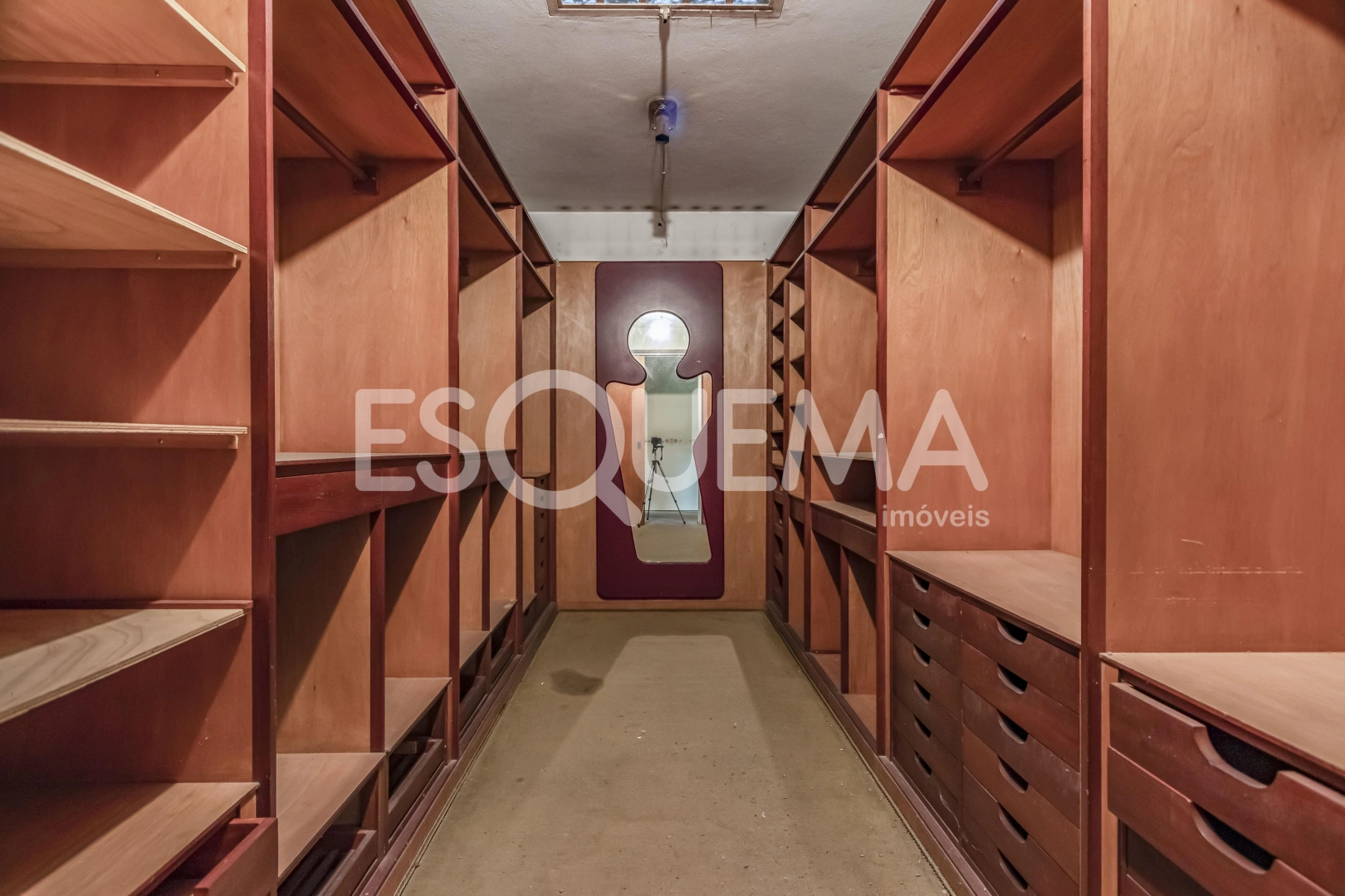Casa com amplo terreno e excelente localização - Imagem 11