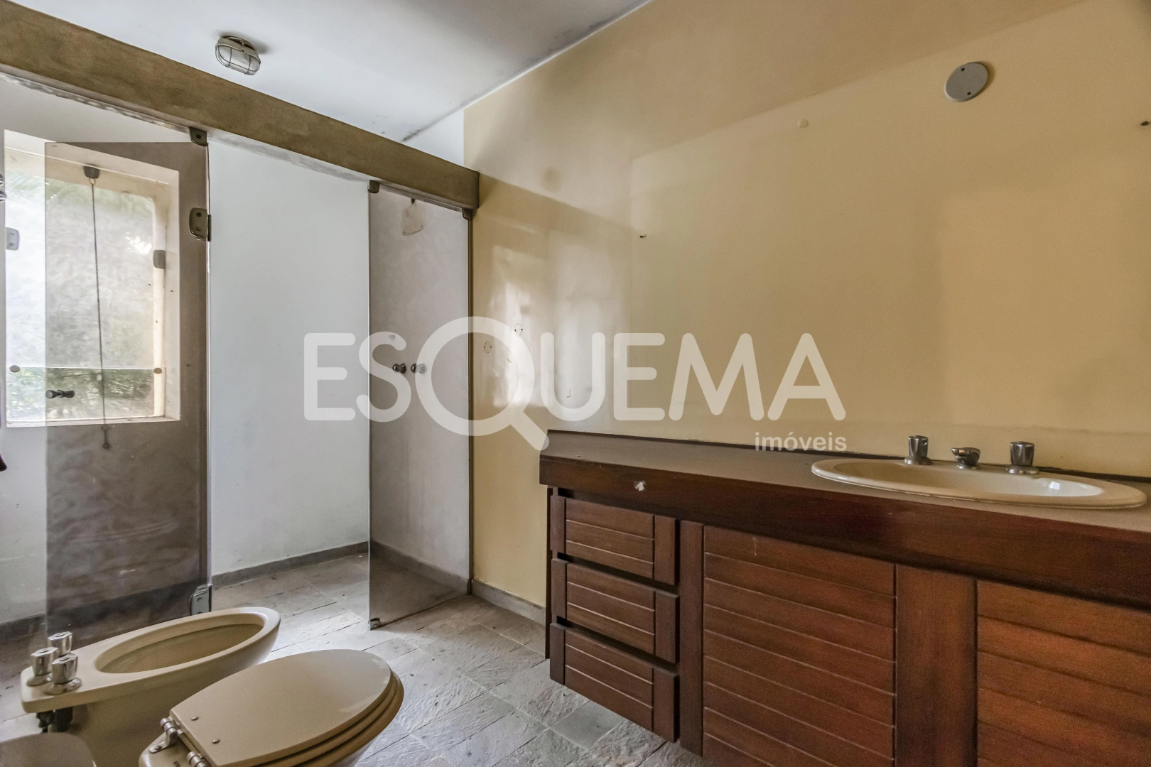 Casa com amplo terreno e excelente localização - Imagem 12