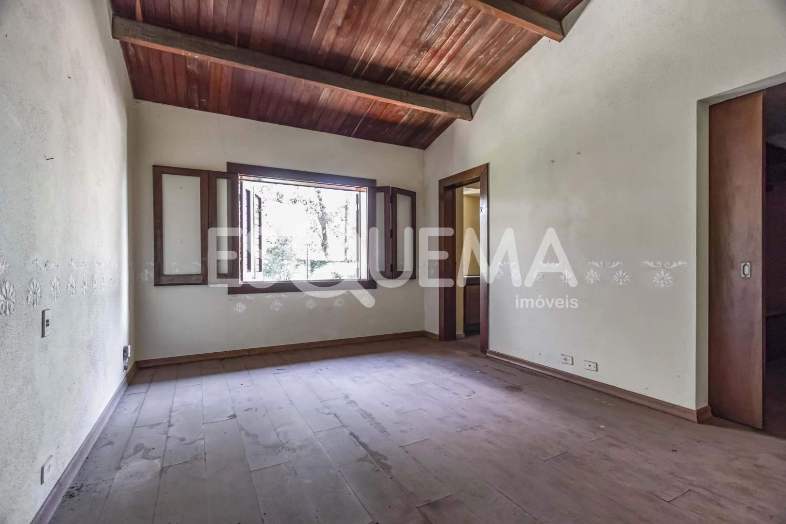 Casa com amplo terreno e excelente localização - Imagem 13
