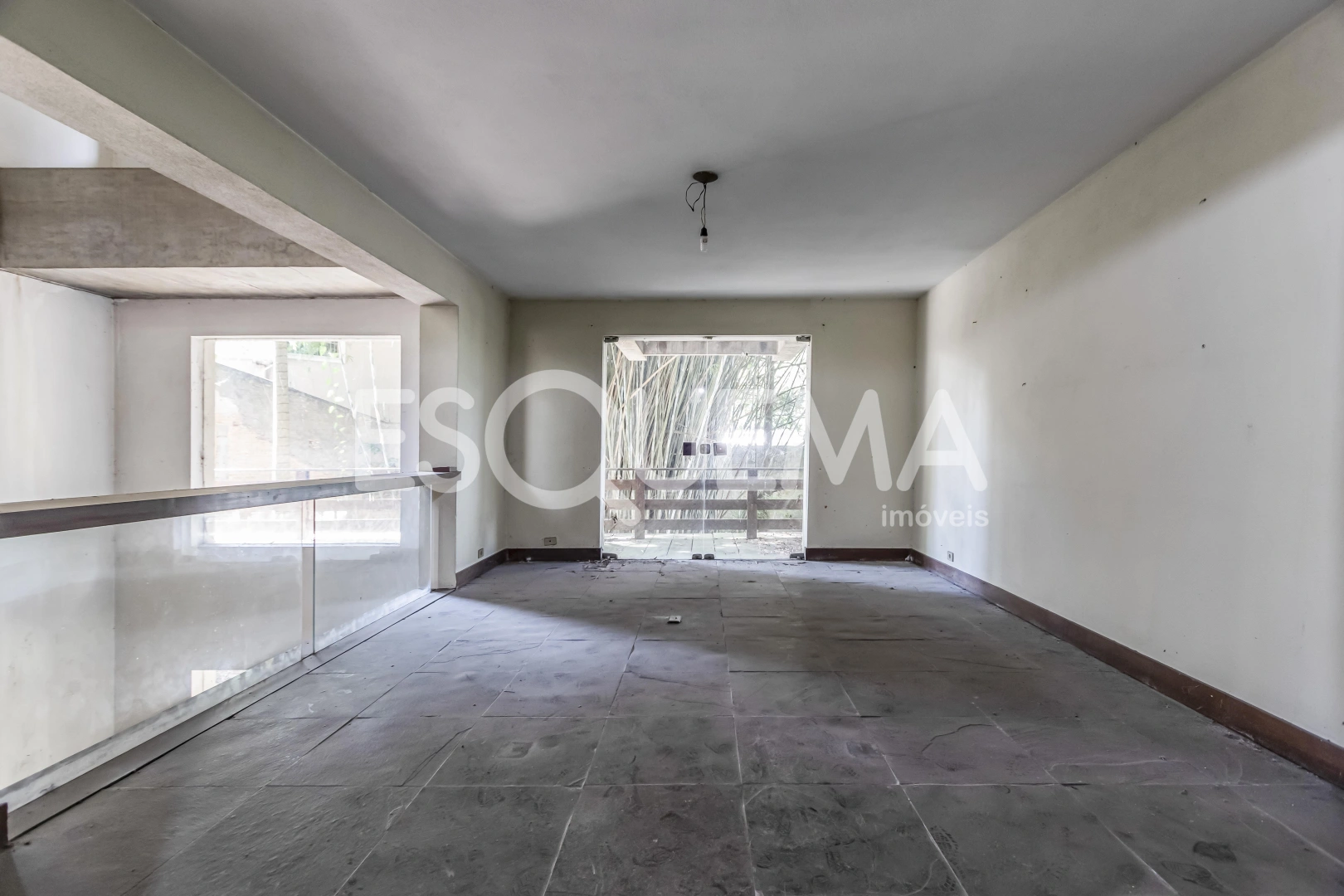 Casa com amplo terreno e excelente localização - Imagem 14