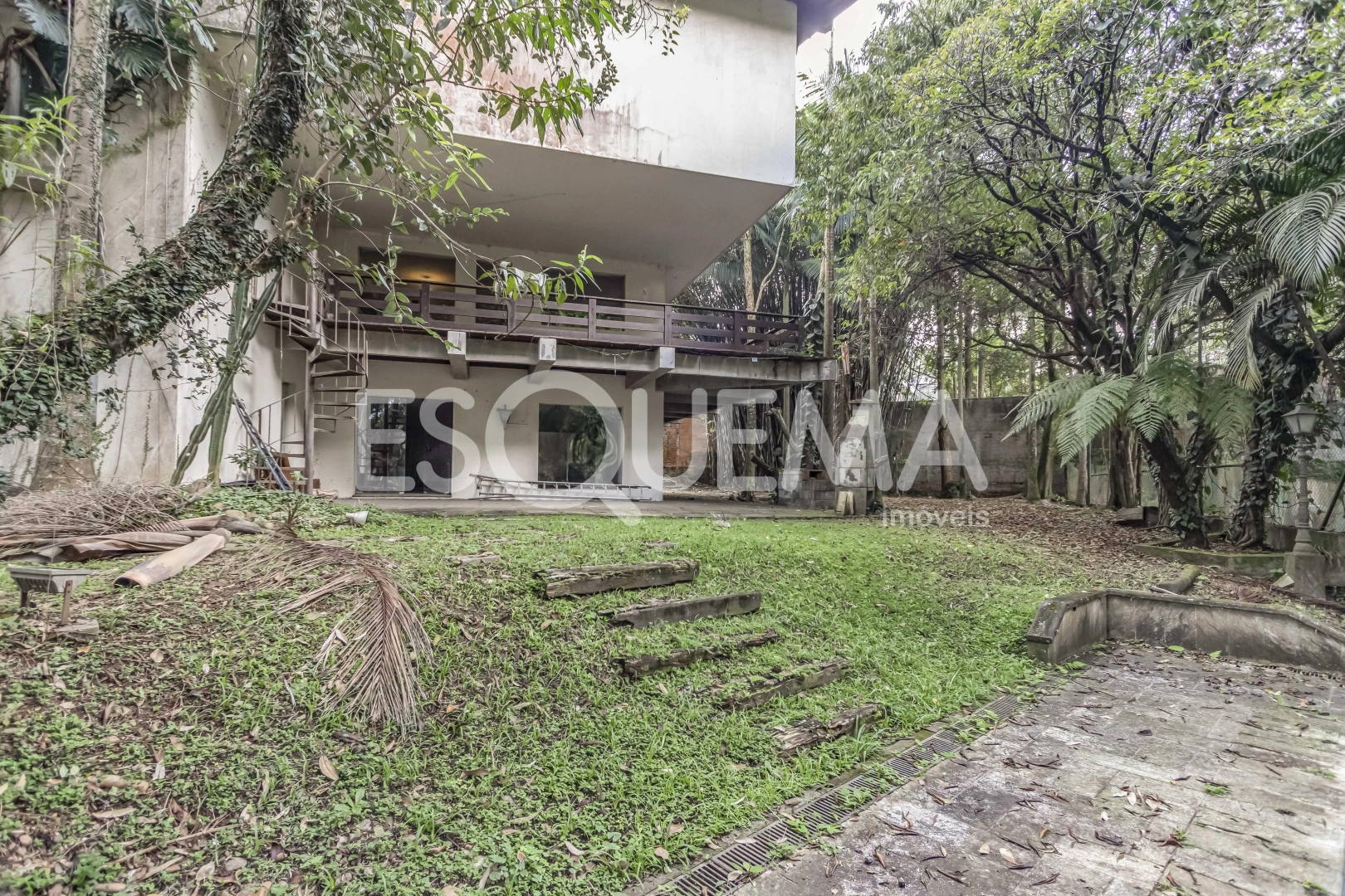 Casa com amplo terreno e excelente localização - Imagem 1