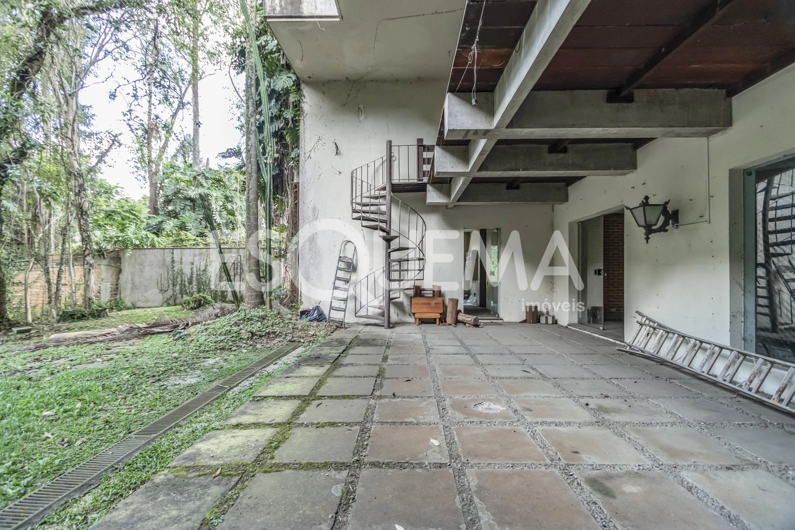 Casa com amplo terreno e excelente localização - Imagem 2
