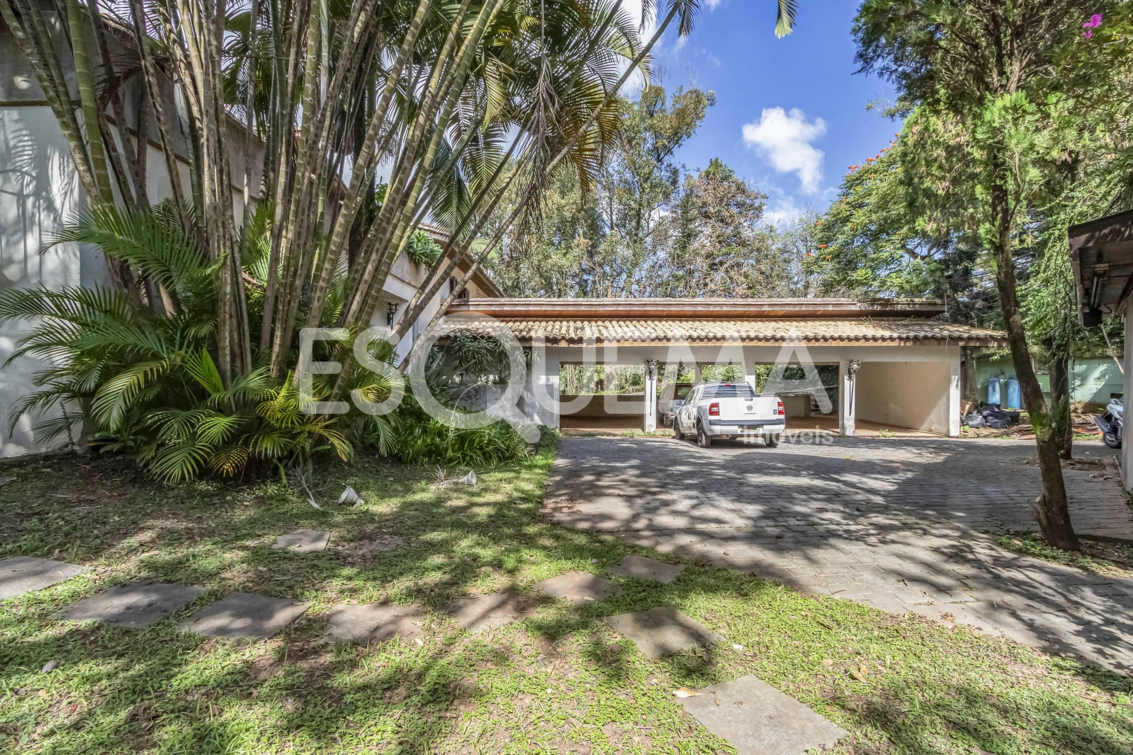 Casa com amplo terreno e excelente localização - Imagem 3