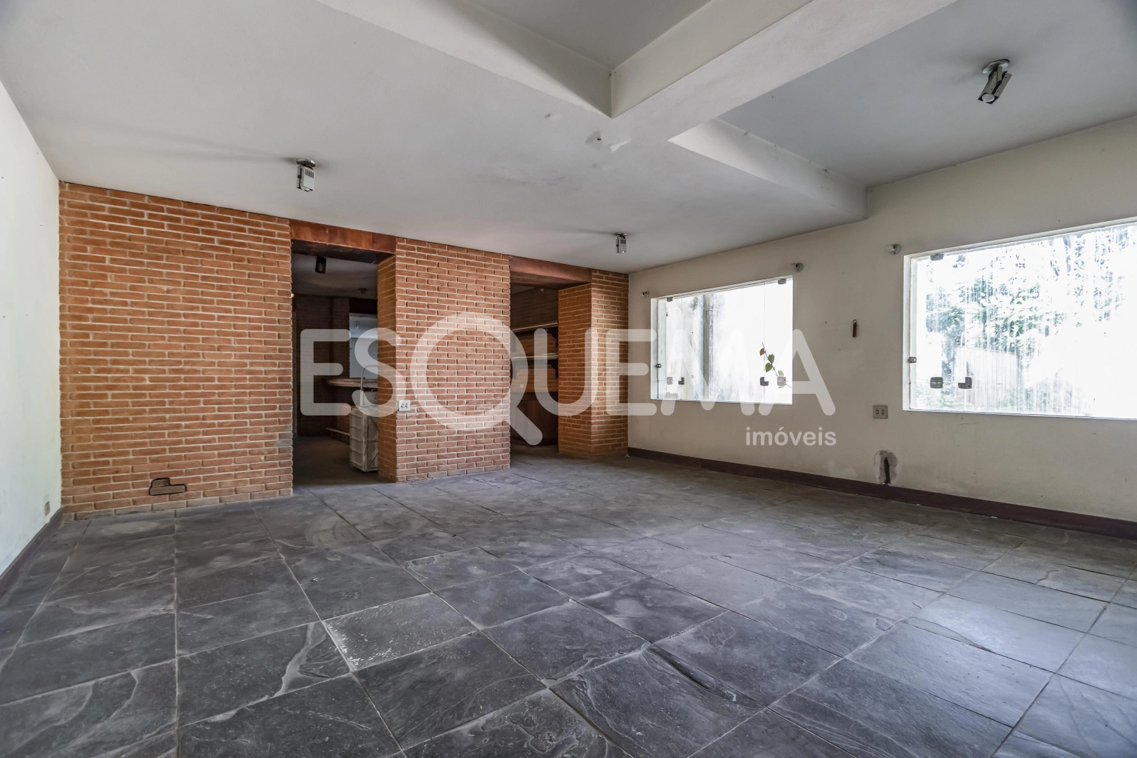 Casa com amplo terreno e excelente localização - Imagem 4