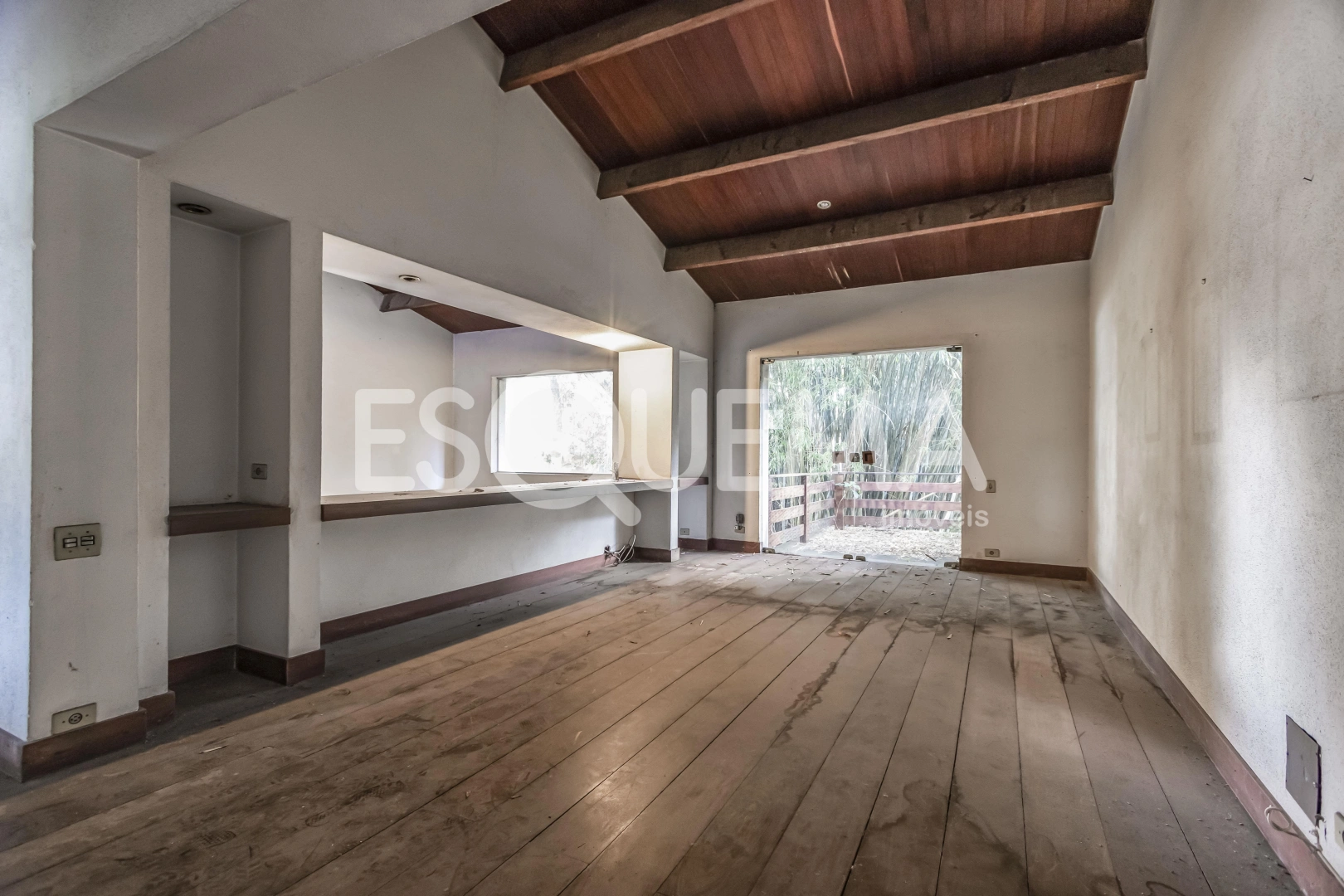 Casa com amplo terreno e excelente localização - Imagem 8
