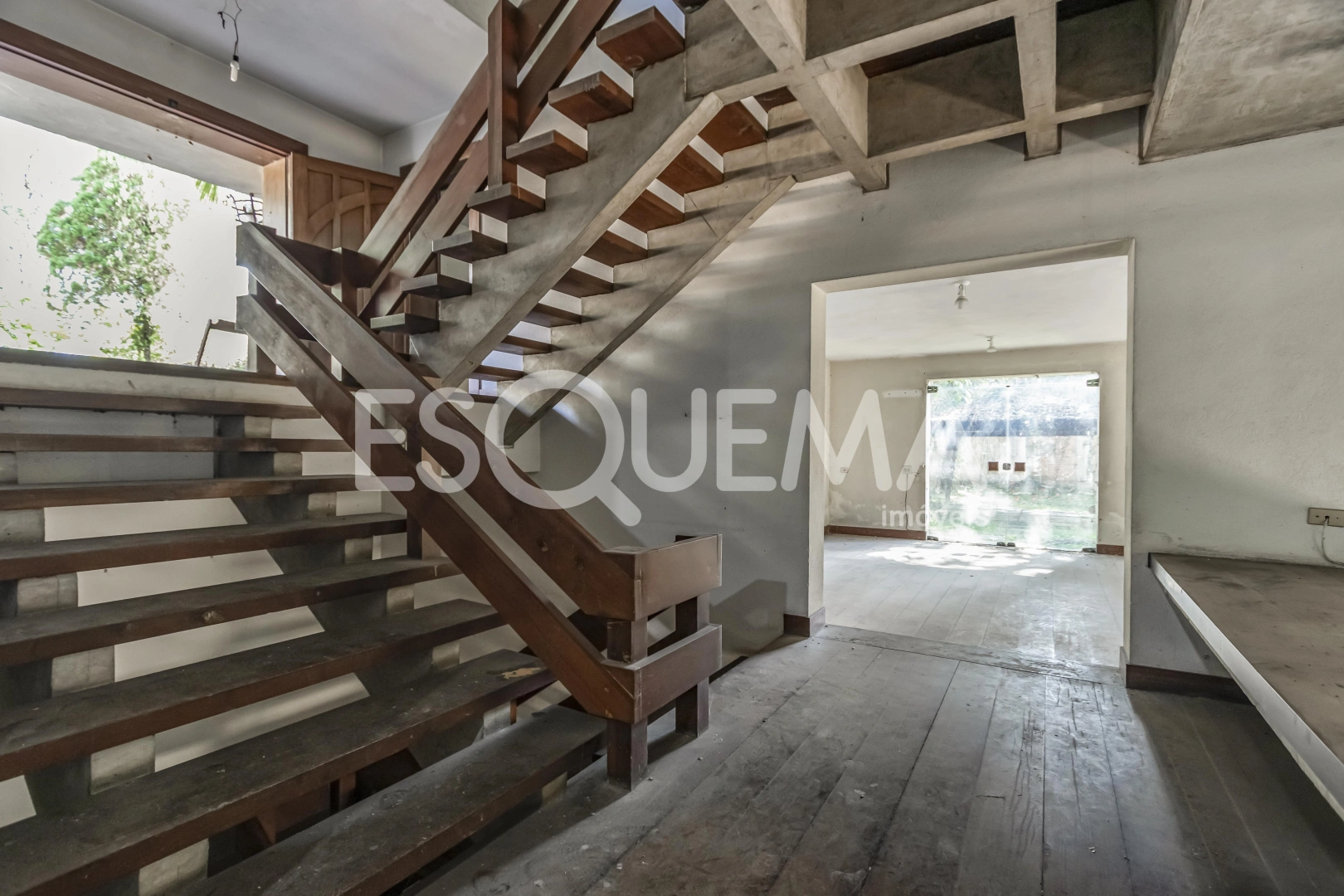 Casa com amplo terreno e excelente localização - Imagem 9
