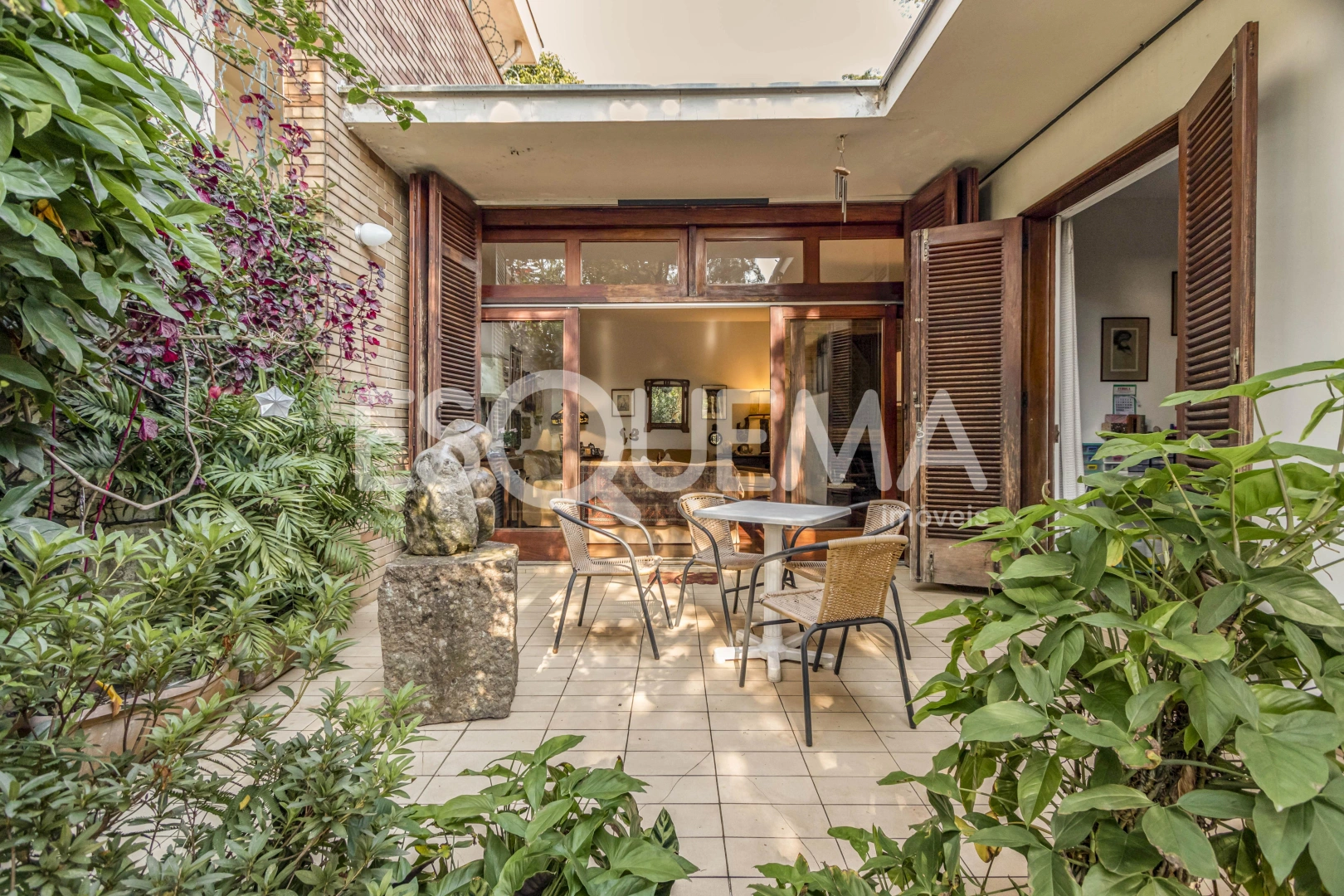 Casa térrea com excelente localização e segurança - Imagem 1