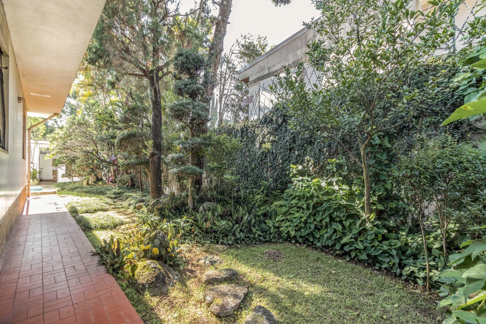 Casa térrea com excelente localização e segurança - Imagem 3