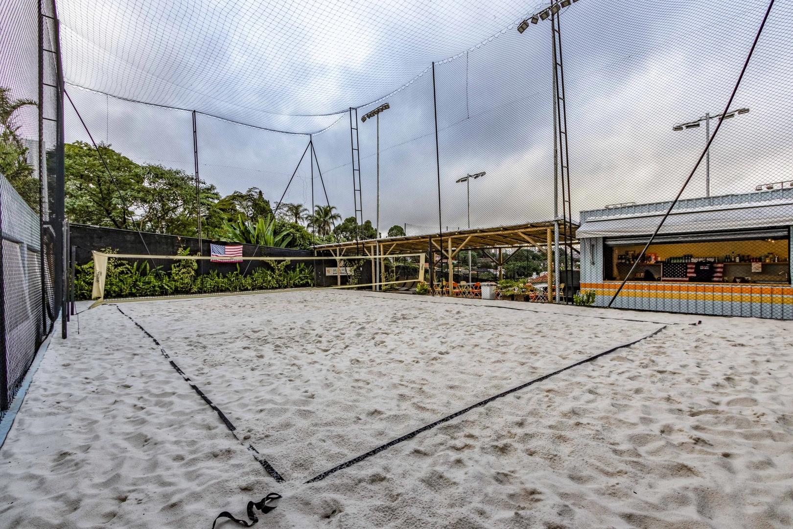 Terreno amplo com ótima localização - Imagem 1