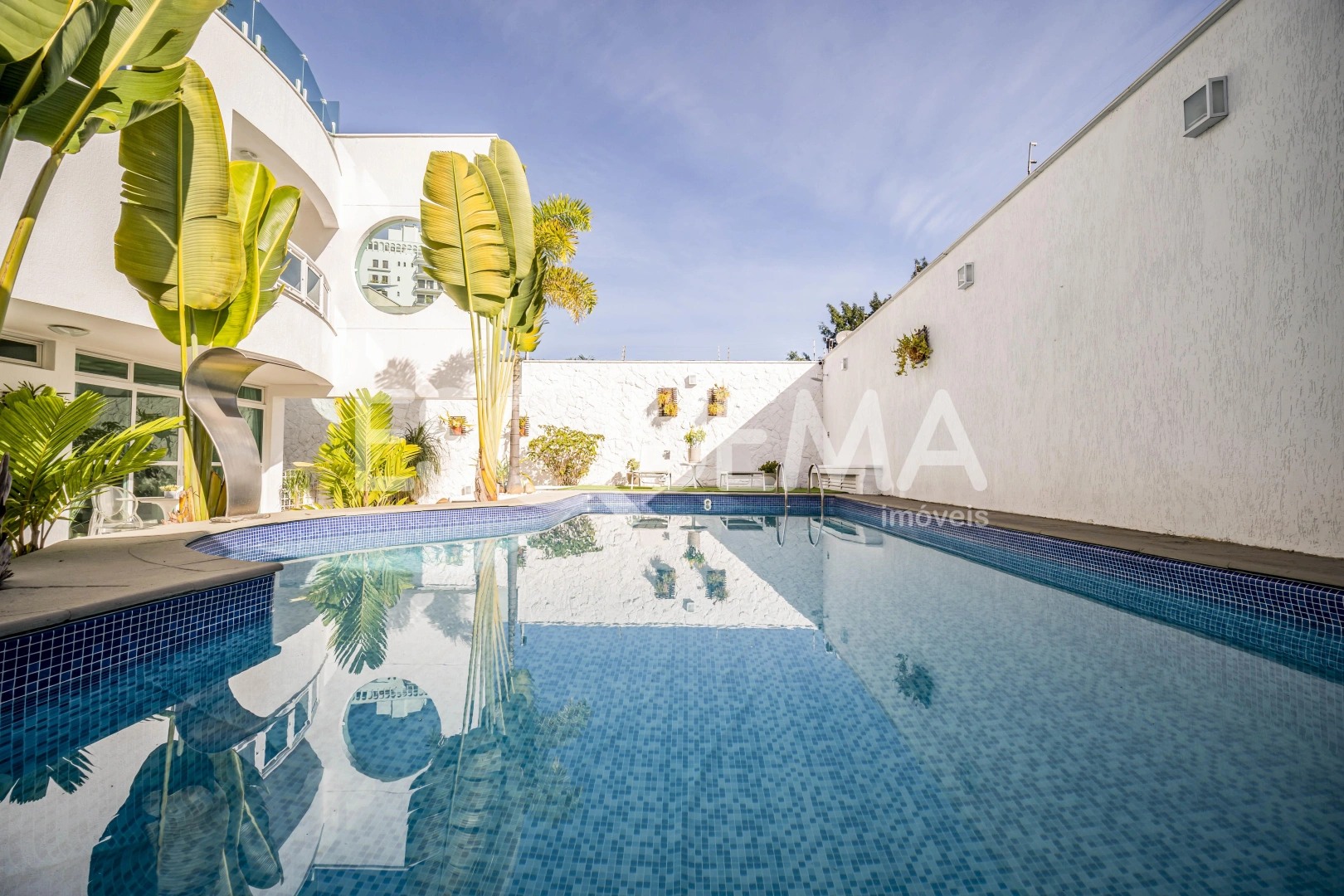 Casa ampla em rua arborizada e tranquila - Imagem 1