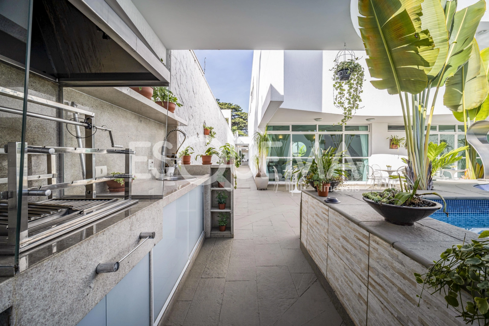 Casa ampla em rua arborizada e tranquila - Imagem 4