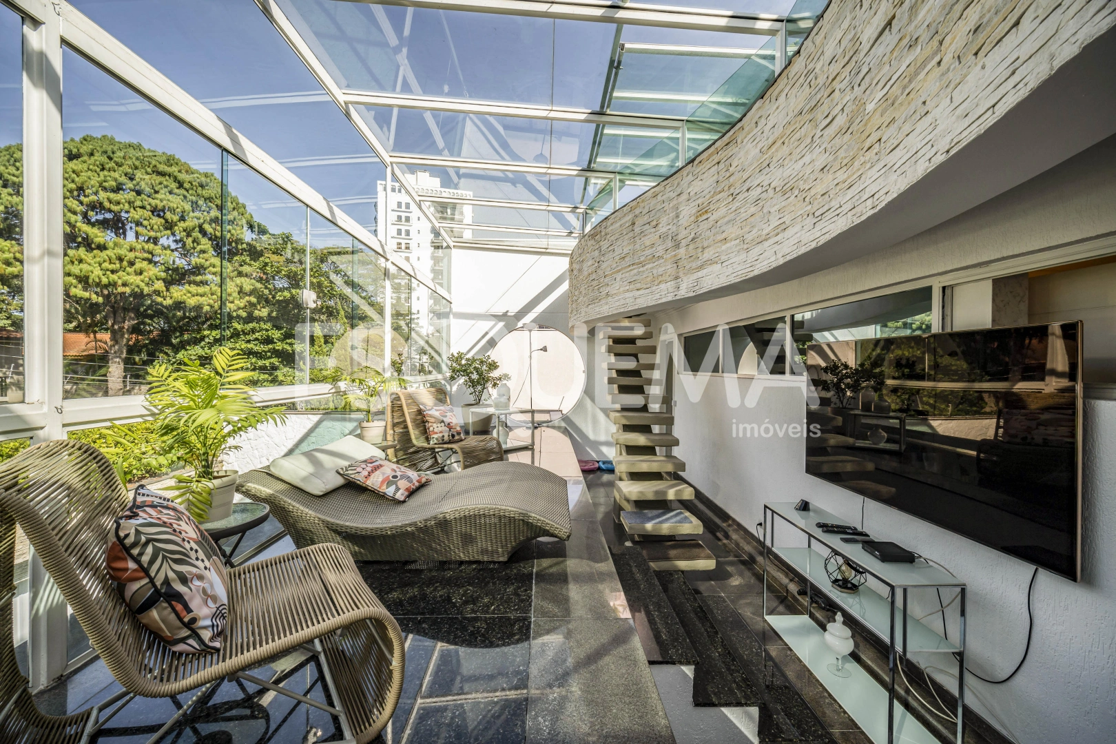 Casa ampla em rua arborizada e tranquila - Imagem 5