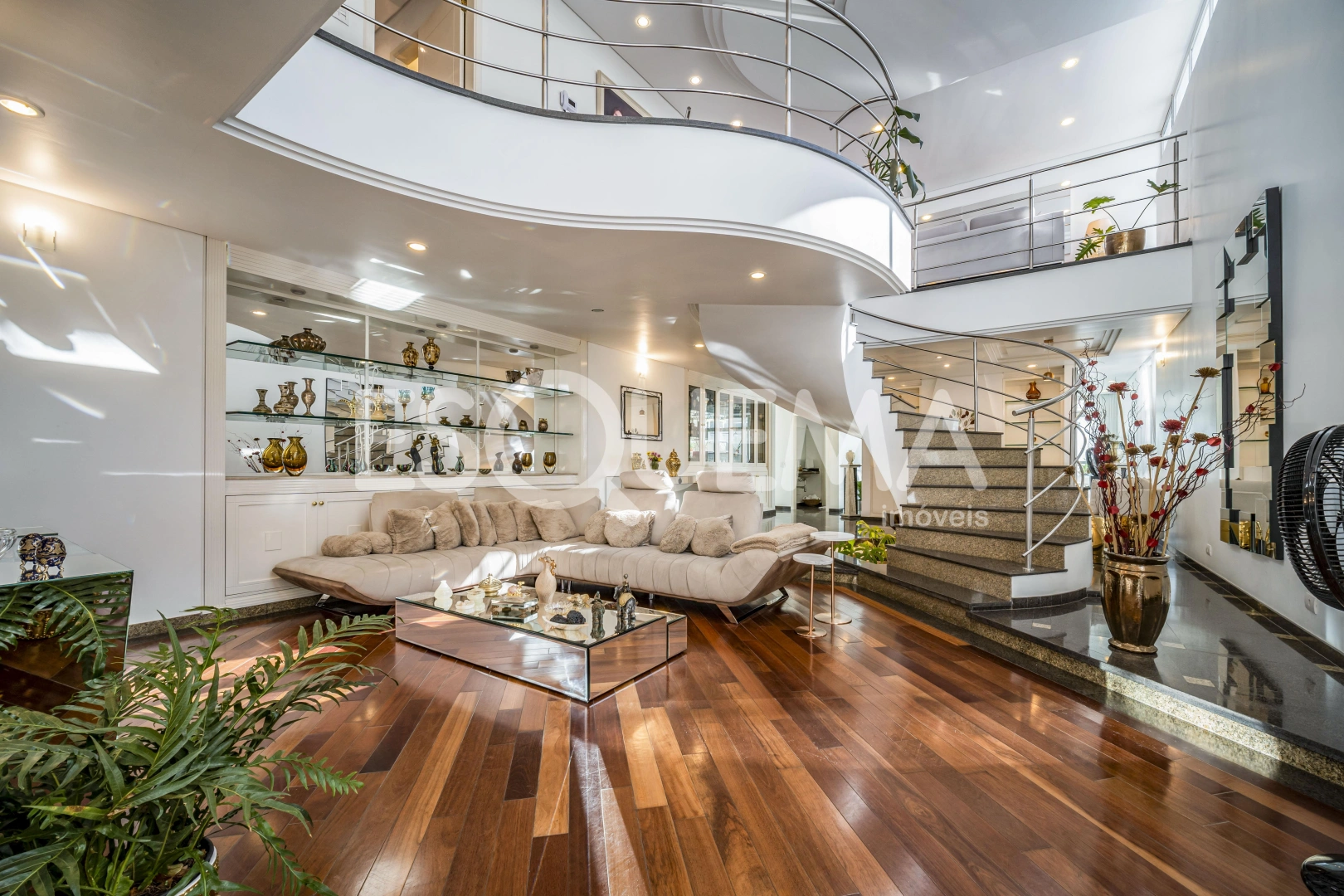 Casa ampla em rua arborizada e tranquila - Imagem 8
