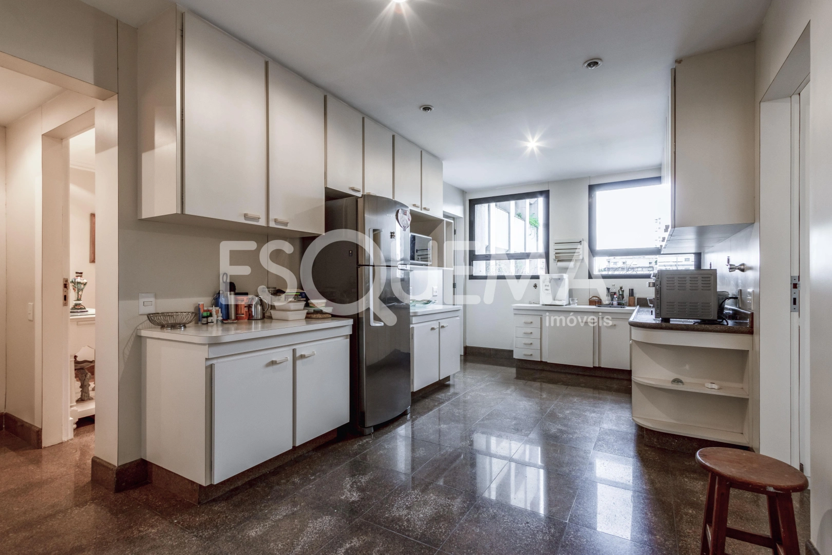 Apartamento amplo em um dos edifícios mais procurados do bairro - Imagem 10