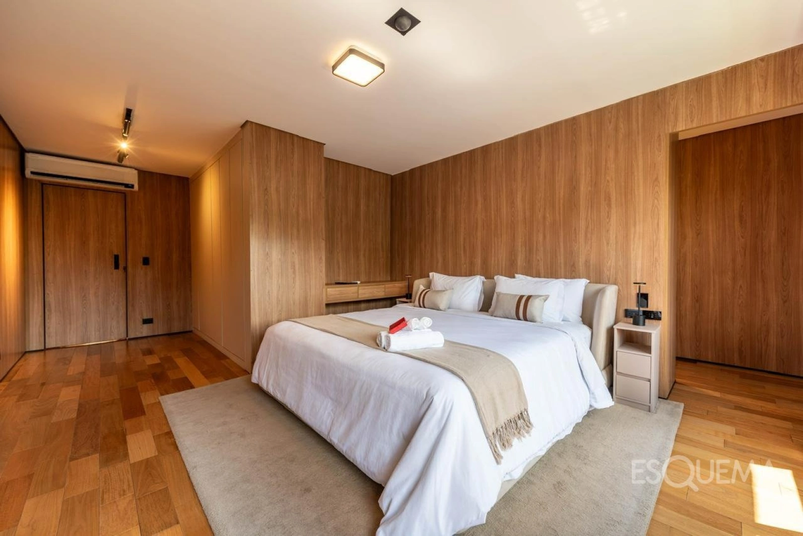 Casa recém-reformada, em frente à praça - Imagem 10