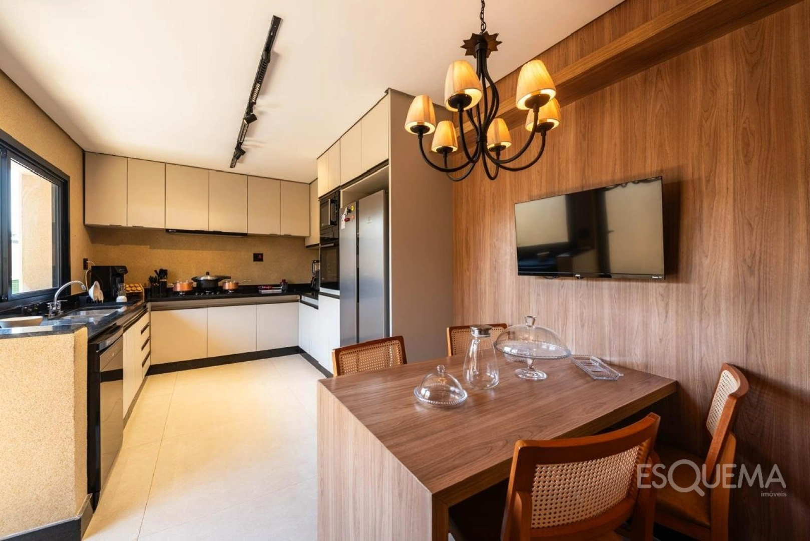 Casa recém-reformada, em frente à praça - Imagem 8