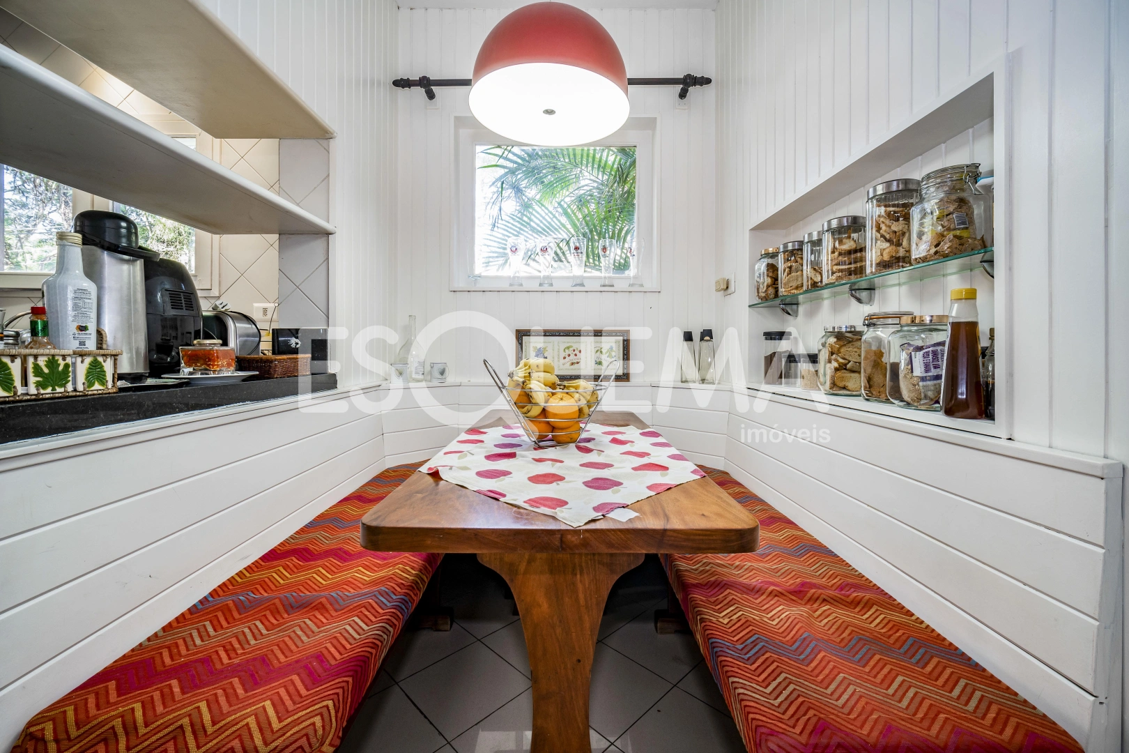 Casa com agradável área gourmet integrada ao jardim com piscina - Imagem 11