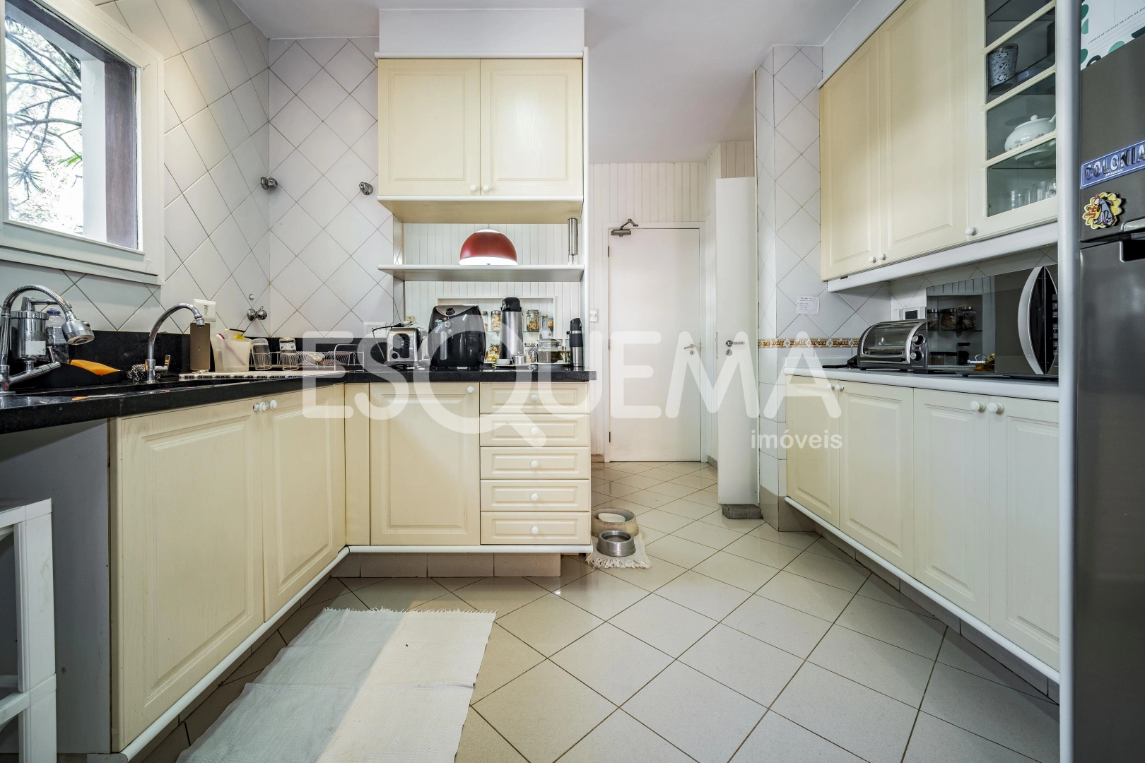 Casa com agradável área gourmet integrada ao jardim com piscina - Imagem 12